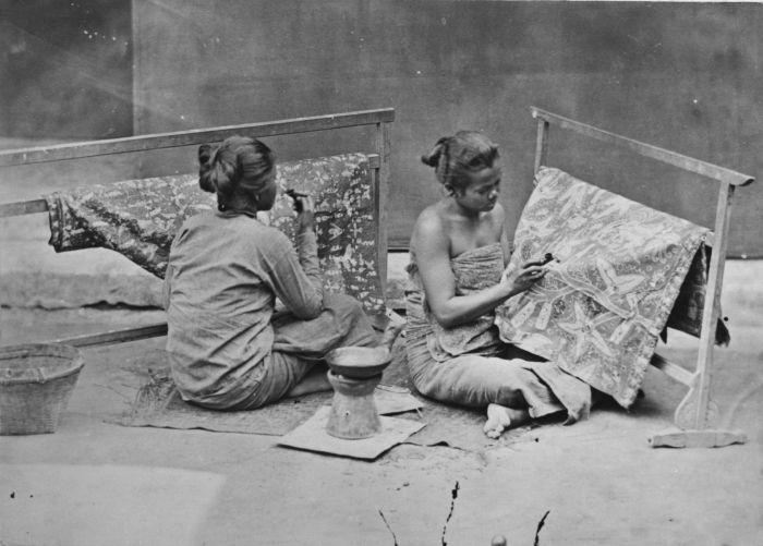 Zwei javanische Frauen zeichnen Batik